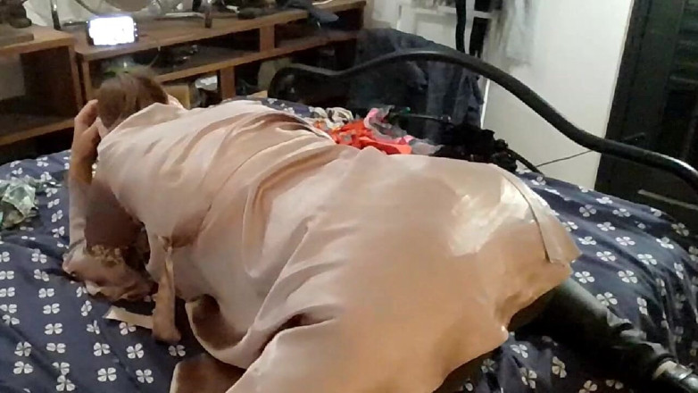 Amouldolo: Franse amateur neukpartij in satijnen kleding en lingerie