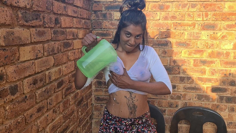 domslutfucker: India puta dando un juego de agua, show de camisas...