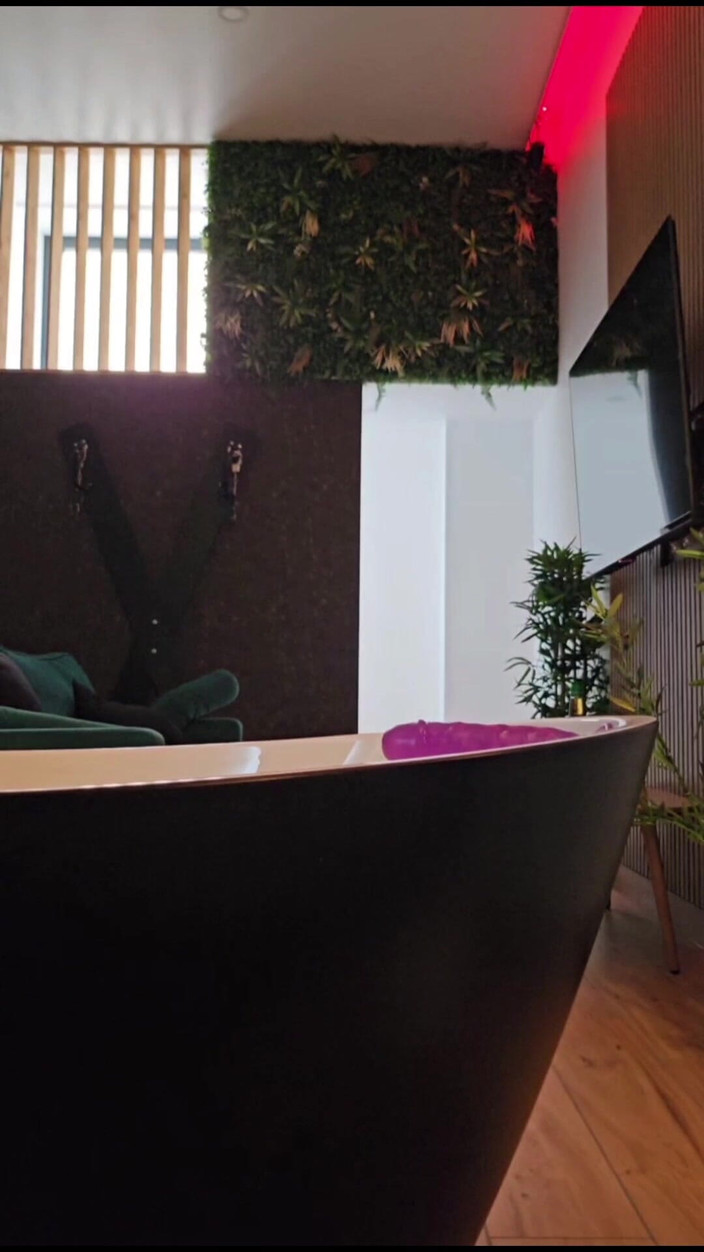 FocusedLength808: Micuța curvă care sunt eu