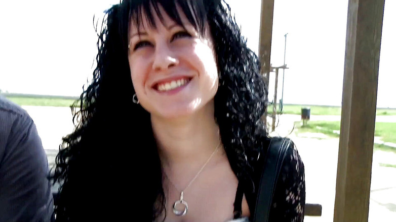 Fun Pictures: Donkerharige hoer met een grote kont neemt het in het...