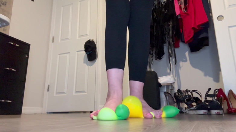 Peppermint Giantess: Stretchy Banana Squish Size 26 Feet