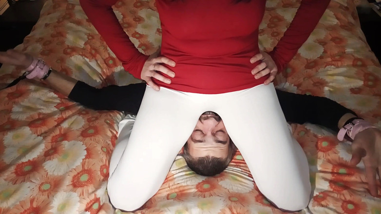 goddess82: Ik onderdruk mijn slaaf intens onder mijn poesje! 10 minuten! HD!