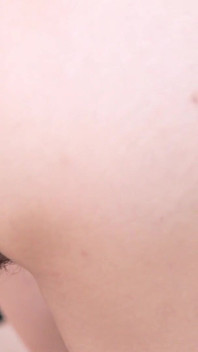 Une vendeuse excitée se fait baiser par des clients pour atteindre un objectif