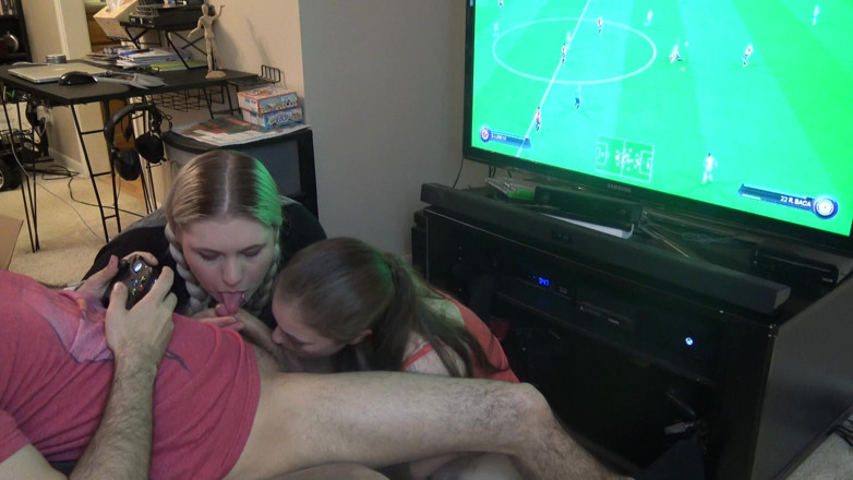 LustfulGeeks: Podwójne obciąganie podczas gry w Fifa