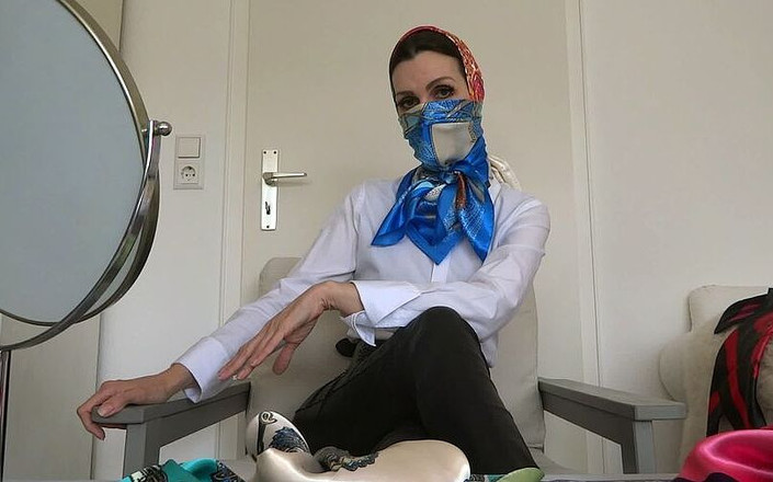 Lady Victoria Valente: Il montaggio di maschere in abiti di raso colorati