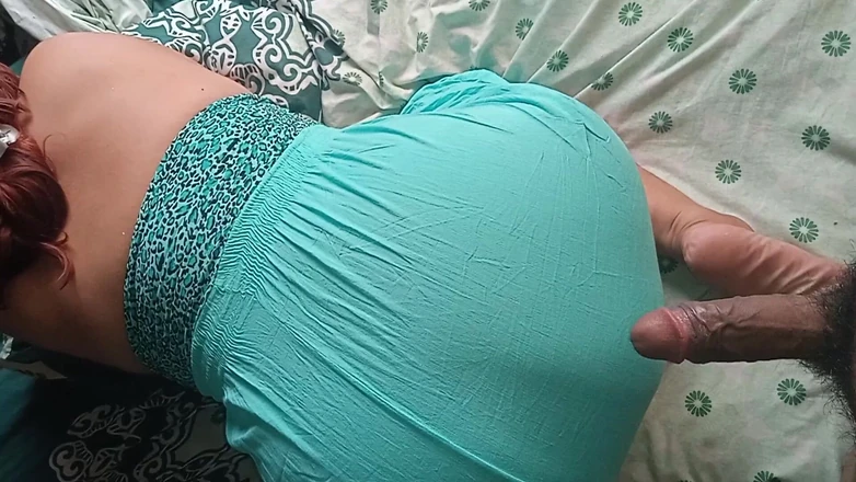 Eatrella j: Puxe meu vestido para colocar meu pau em mim