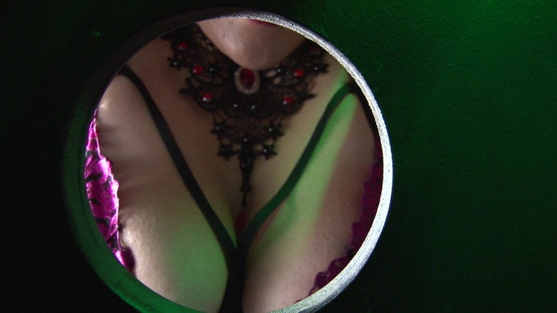 Lorelei: Perversul o spionează pe Lorelei