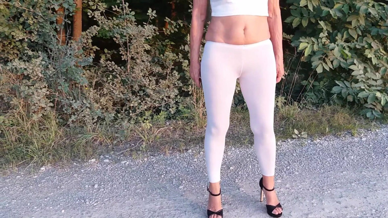martinawest: Blonde mature se promène dehors en leggings serrés !