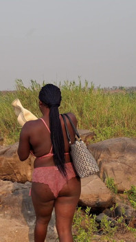 Sexe sur l’île dans le désert au milieu de l’océan baise devant la foule