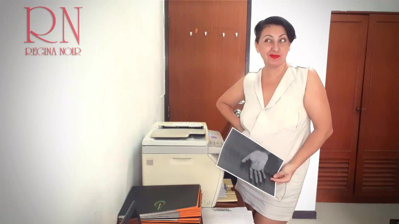 Regina Noir: ¡Best-seller! ¡La secretaria escanea tetas y coño en la multifunción en...
