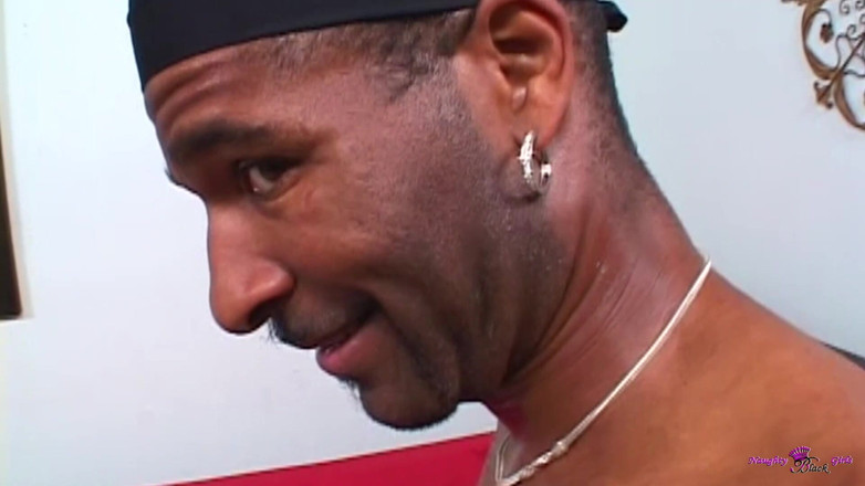 Naughty Black Girls: Questa rossa è venuta per un pompino ma è stata totalmente distrutta...