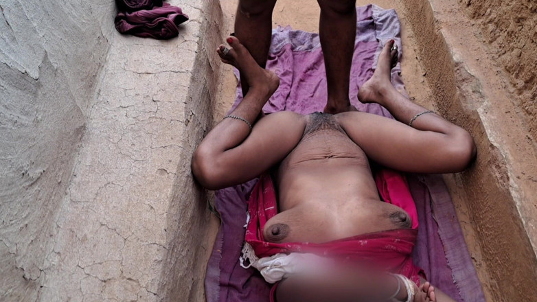 Trilokinath: Indian Bhabhi Playing Outside