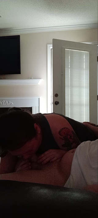 Southern Bell: Je tak nadržená, že její sousedé slyší.