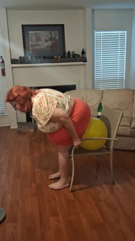 Die Blonde Krankenschwester Vicki Versucht, Ballon Mit Arsch Zu Knallen, Aber Es Funktioniert Nicht!