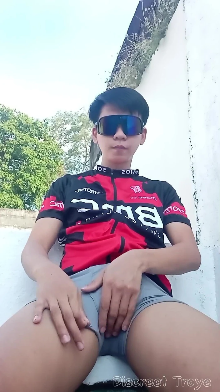 Troye_AsianPinoy: Después de un largo viaje, me detuve aquí para disparar...