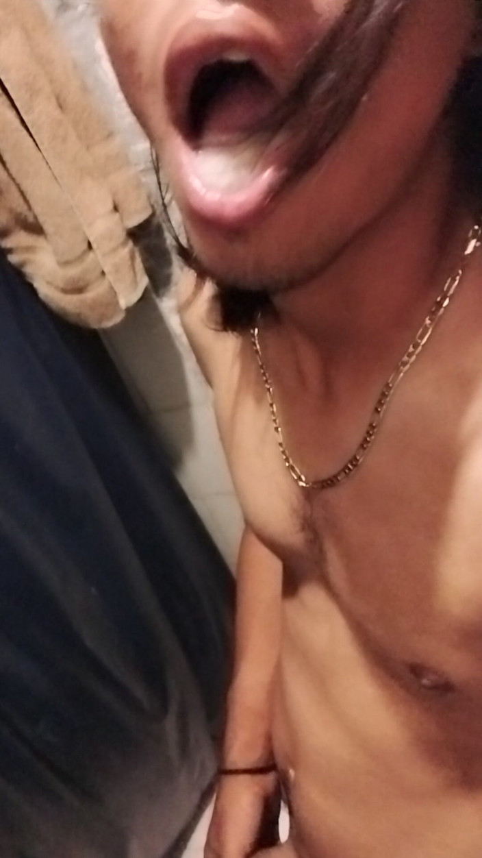 AlexAlejandro13: Tu veux me voir nu