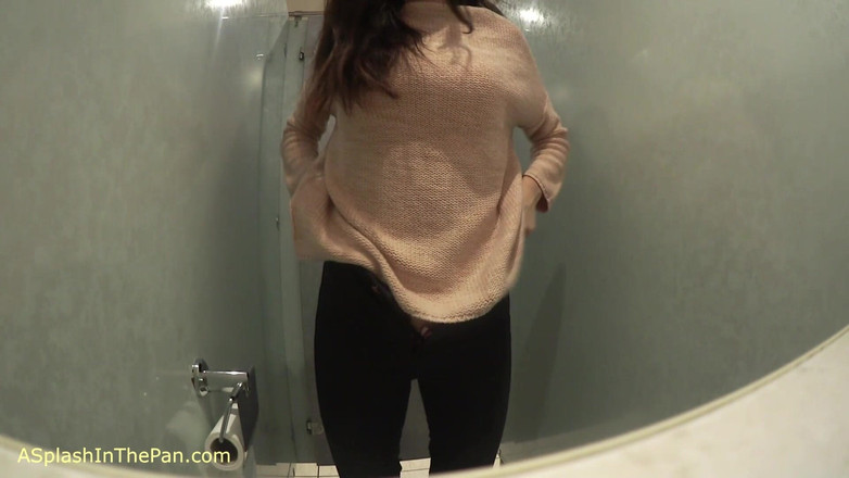 SophiaSmithUK: British Slut Talks While Peeing