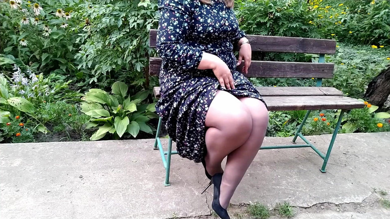 OurFetishLife: Napalona teściowa sprawiła, że spuszczałem się na buty w parku