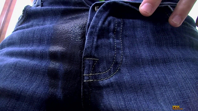 Piss Twinks: Un joli garçon non circoncise squirte et trempe