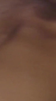 Dojrzała brunetka MILF jedzie kutasa na gorącą twarz