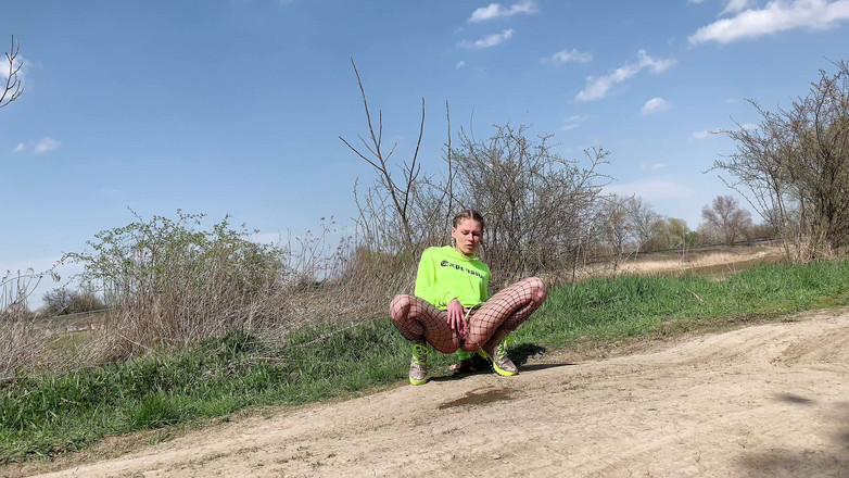 Claudia Macc: Tiga kali kencing di luar ruangan