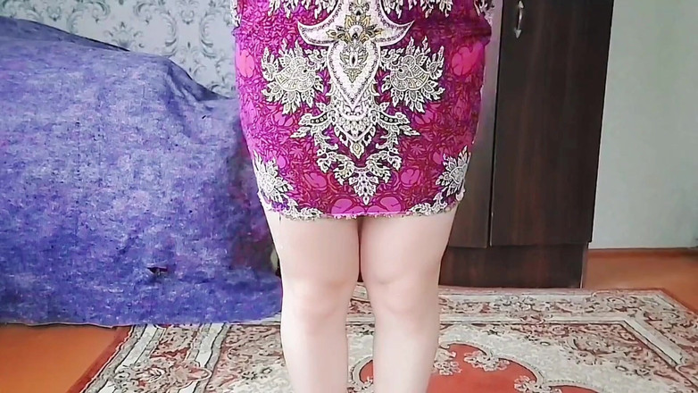 Kitty_Cross: Superb sissy care își expune buzele cu sclipici sub Spotlight