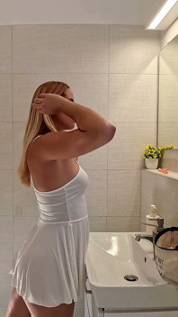 穿着半透明迷你连衣裙的漂亮瑜伽老师热辣金发女郎在浴室里赤身裸体