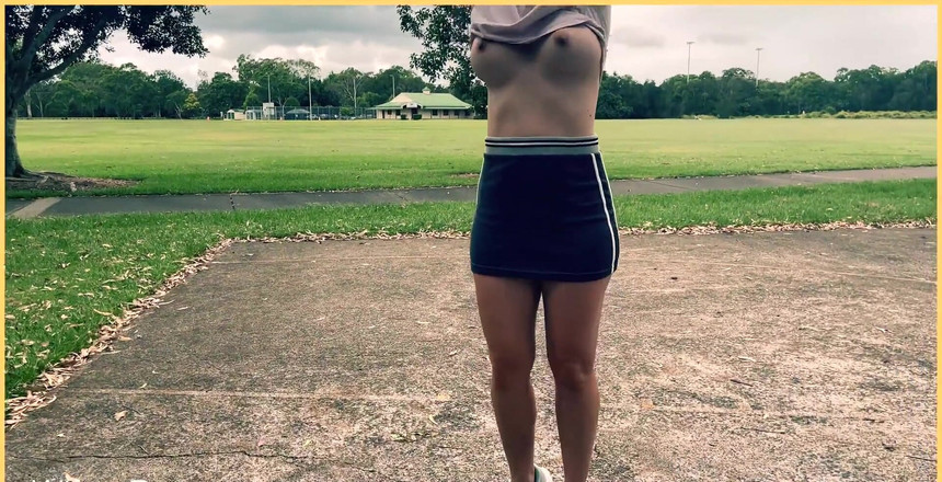 Wifey Does: MILF bermain bola kendur tanpa bra di luar rumah. Seluar...