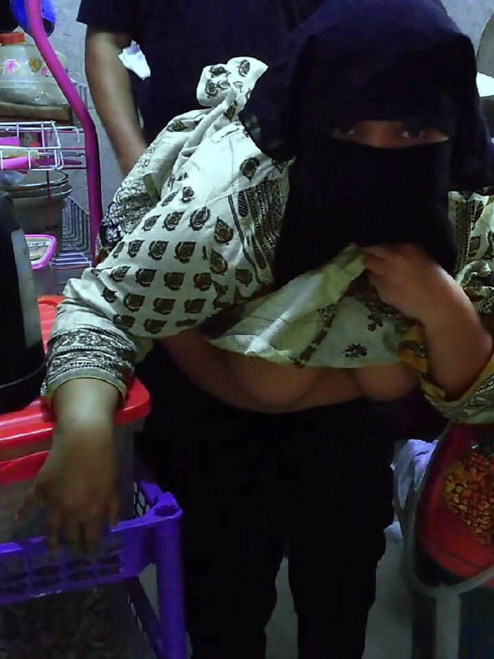 Aria Mia: Индийская толстушка дези домохозяйка член на кухне и сосед, приход и анал трахает ее, когда ее муж уходит