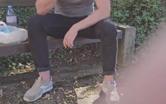 AntoGoesHunting: 公园里的随机异性已婚男人接受我的提议，并在午餐时尝试他的第一次同性恋口交