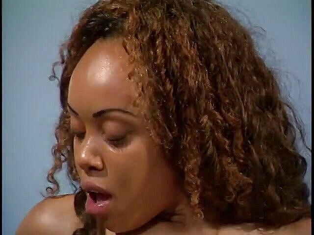 Hot and Wet: Azgın zenci hatun arkadan sert beyaz bir yarak alıyor