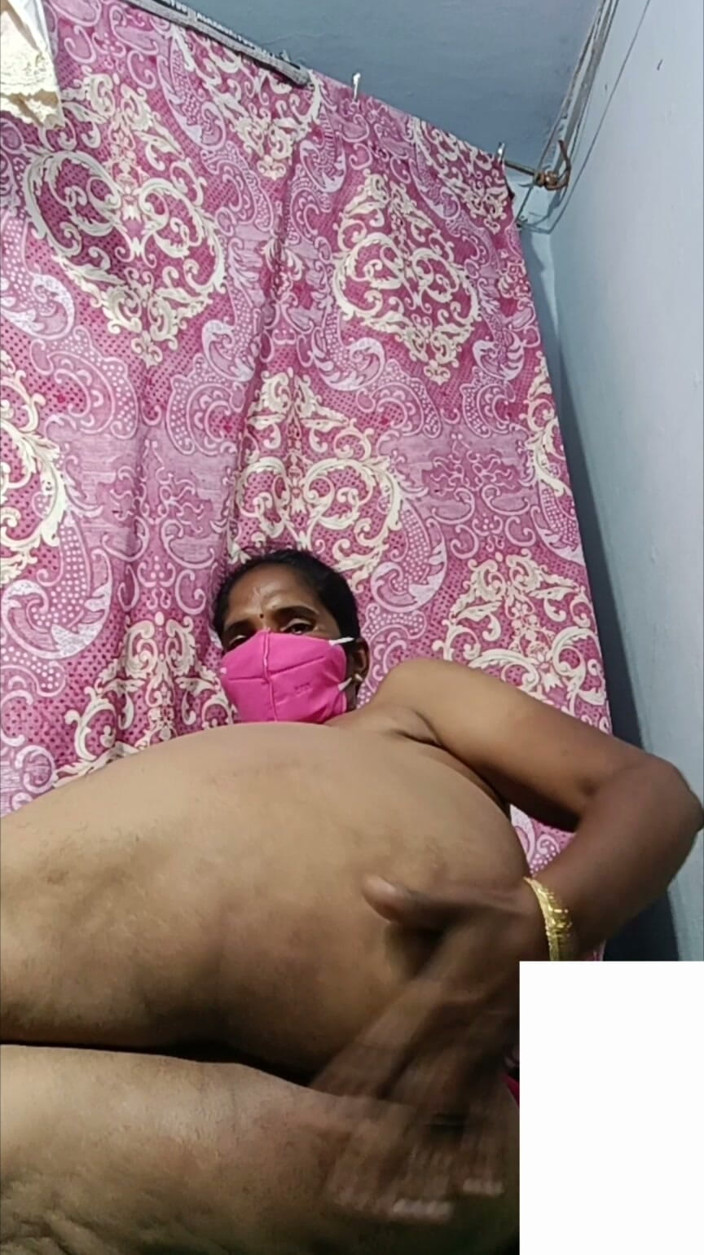 Jayaselvi: Pepek seksi menunjukkan dalam panggilan video