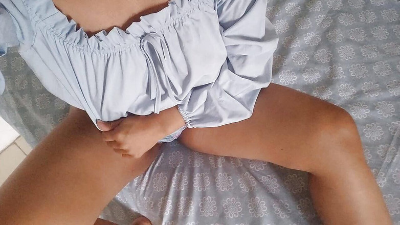 PATY PATY: La moglie calda si masturba mentre il marito pigro la...