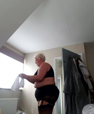 Uk Joolz: Changing to more beautiful lingerie with you