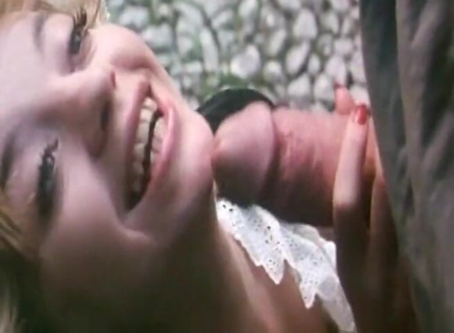 Fetish World: Si blonde comel berkongkek panas di luar