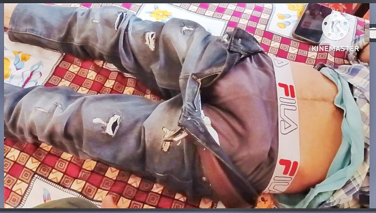 Desi__Panda: Wow kali pertama saya menyentuh abang tiri saya zakar raksasa...