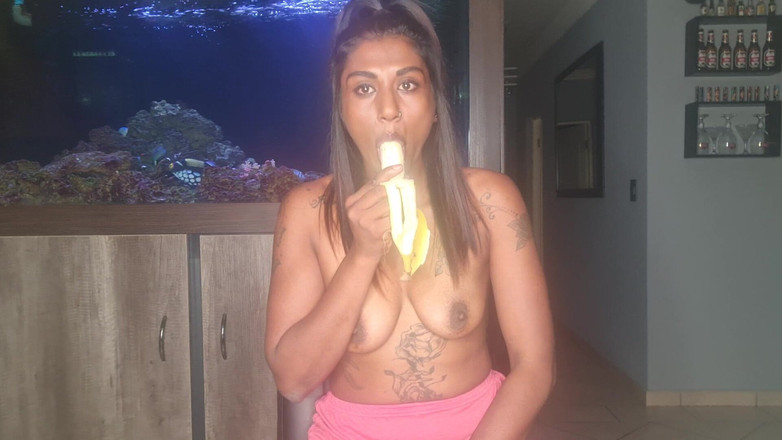 domslutfucker: 바나나를 빨고 딥쓰롯으로 젖탱이를 짜내는 토플리스 인도