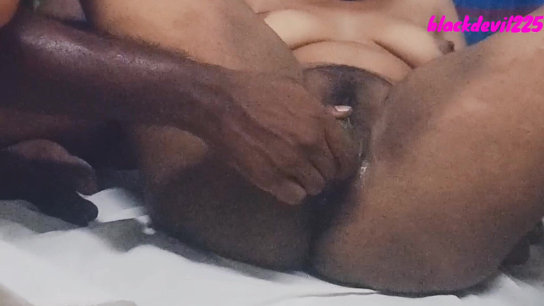 Mandadum: D Flicka knuffades av Kira och satte på stolar och...