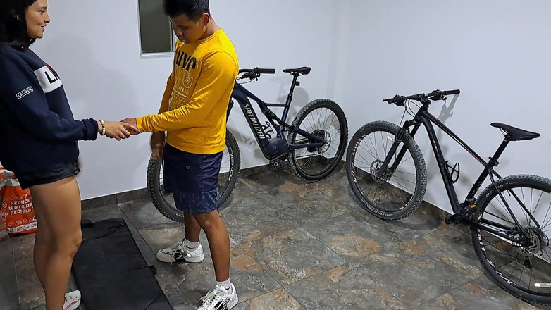 Duvan: Saya mengongkek jiran seksi saya di garaj saya semasa suaminya...