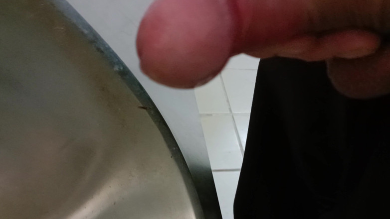 Rockardglans: Dua spema di urinoir closeup, cewek ini lagi asik muasin...