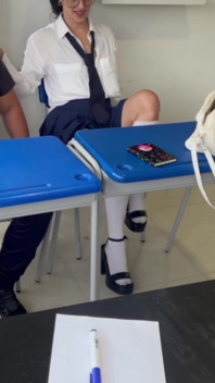 Mara sempre chega tarde na sala de aula e fode a professora para fazê-la sair