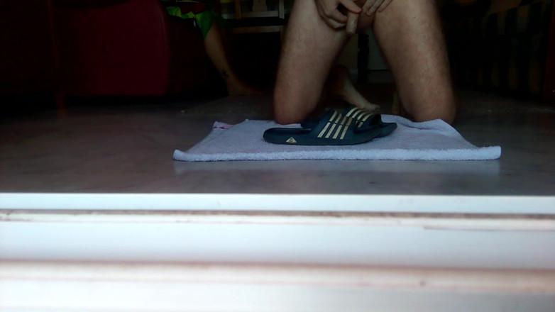 Sex hub male: John kencing di atas sandal mandi di lantai