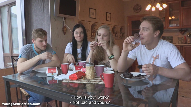 Young Sex Parties: Teenky šukají ve párech a další