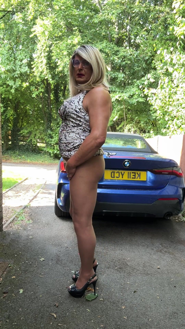 Kellycd2022: Sexy Crossdresser Kellycd2022 v Bílém zvíře Tisk šaty punčocháče a podpatky