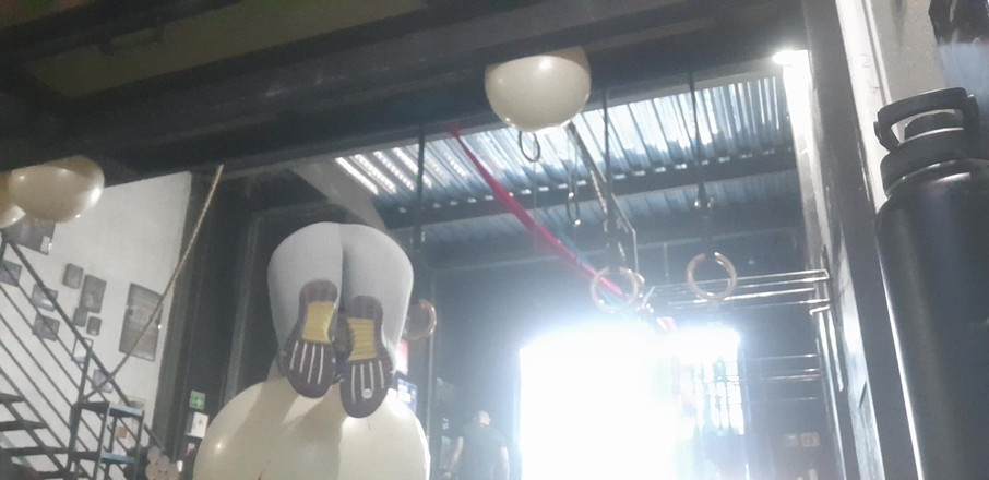 Candy Camille: Nadržená dívka stříká nahá v tělocvičně