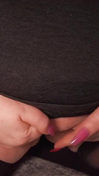 Šukám se hluboko a tvrdě svou novou hračkou - oblečená jako zralá sekretářka