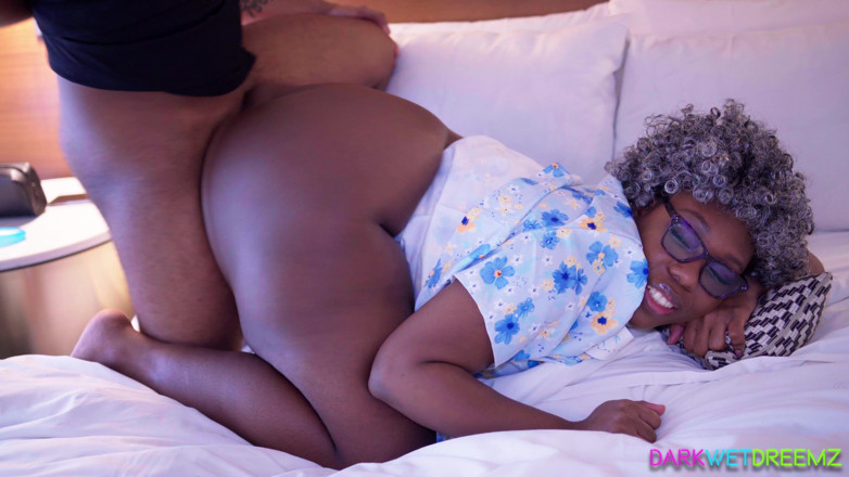 Dark Wet Dreemz: La abuela se folla al nuevo chico