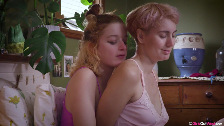 Girls Out West: Hairy lesbians Jessie and Ray play with butt plugs and...