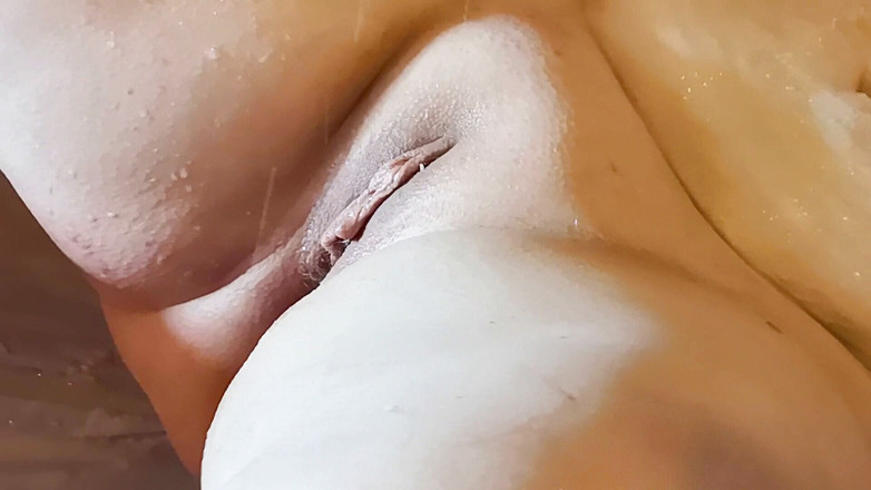 Bouncy Tits Action: 射精并狠狠地拍打她的阴户