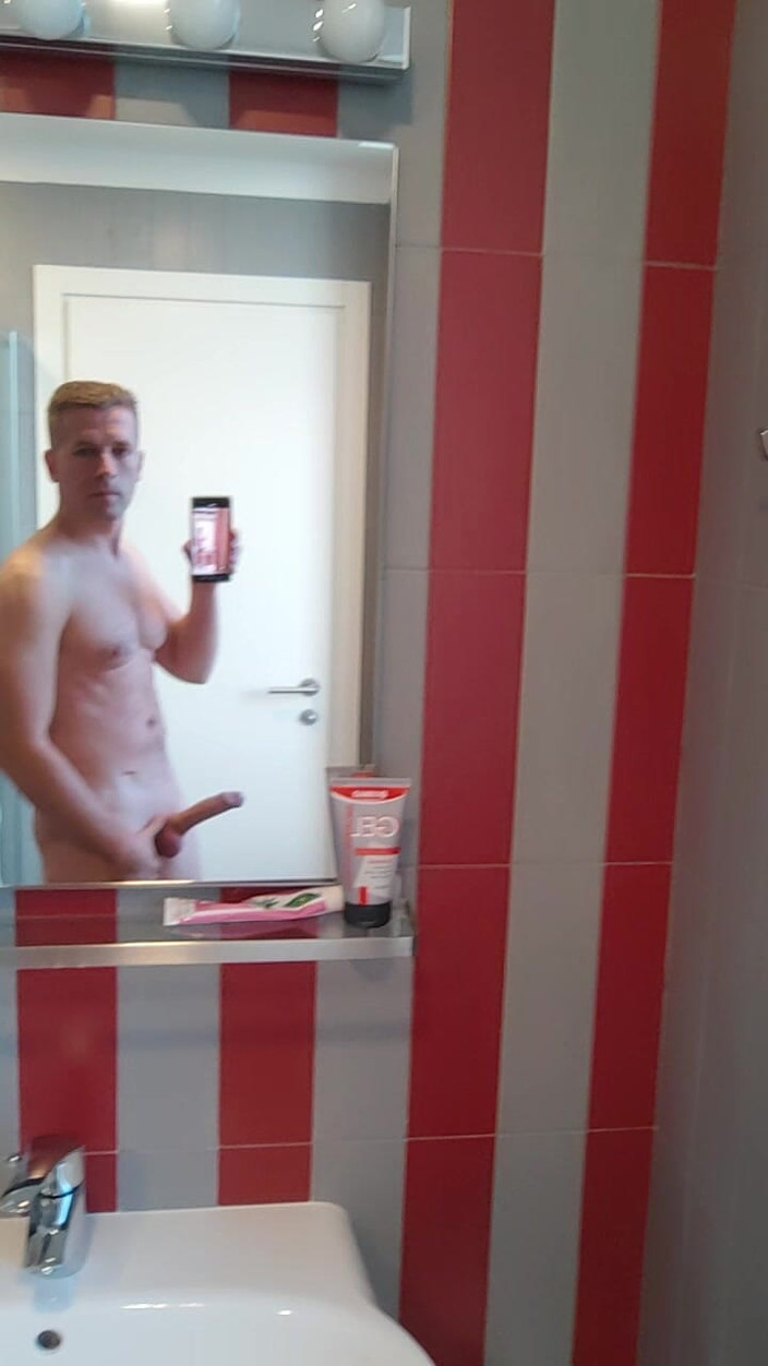 Cock & Body Worship: 垂直POV - バスルームで私の巨根をけいれんさせる